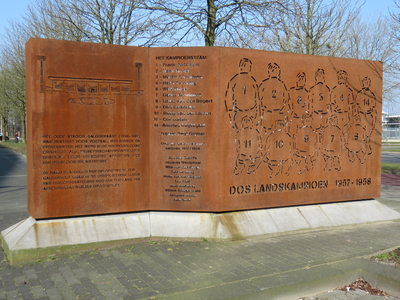 829600 Afbeelding van het monument ter ere van het landskampioenschap van de voetbalvereniging DOS in het seizoen ...